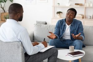 a person talks to a therapist about alcohol withdrawal management